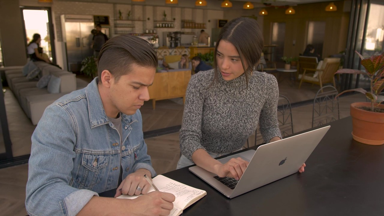 Dos personas colaborando en un proyecto práctico